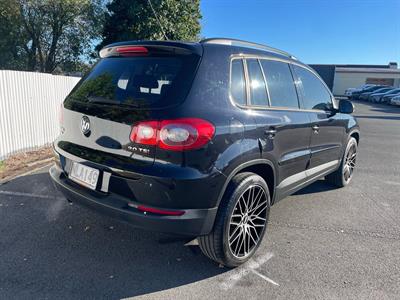 2010 Volkswagen Tiguan - Thumbnail