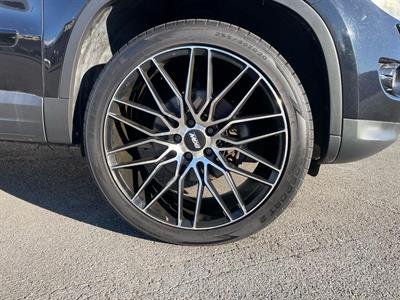 2010 Volkswagen Tiguan - Thumbnail