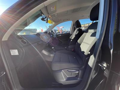2010 Volkswagen Tiguan - Thumbnail